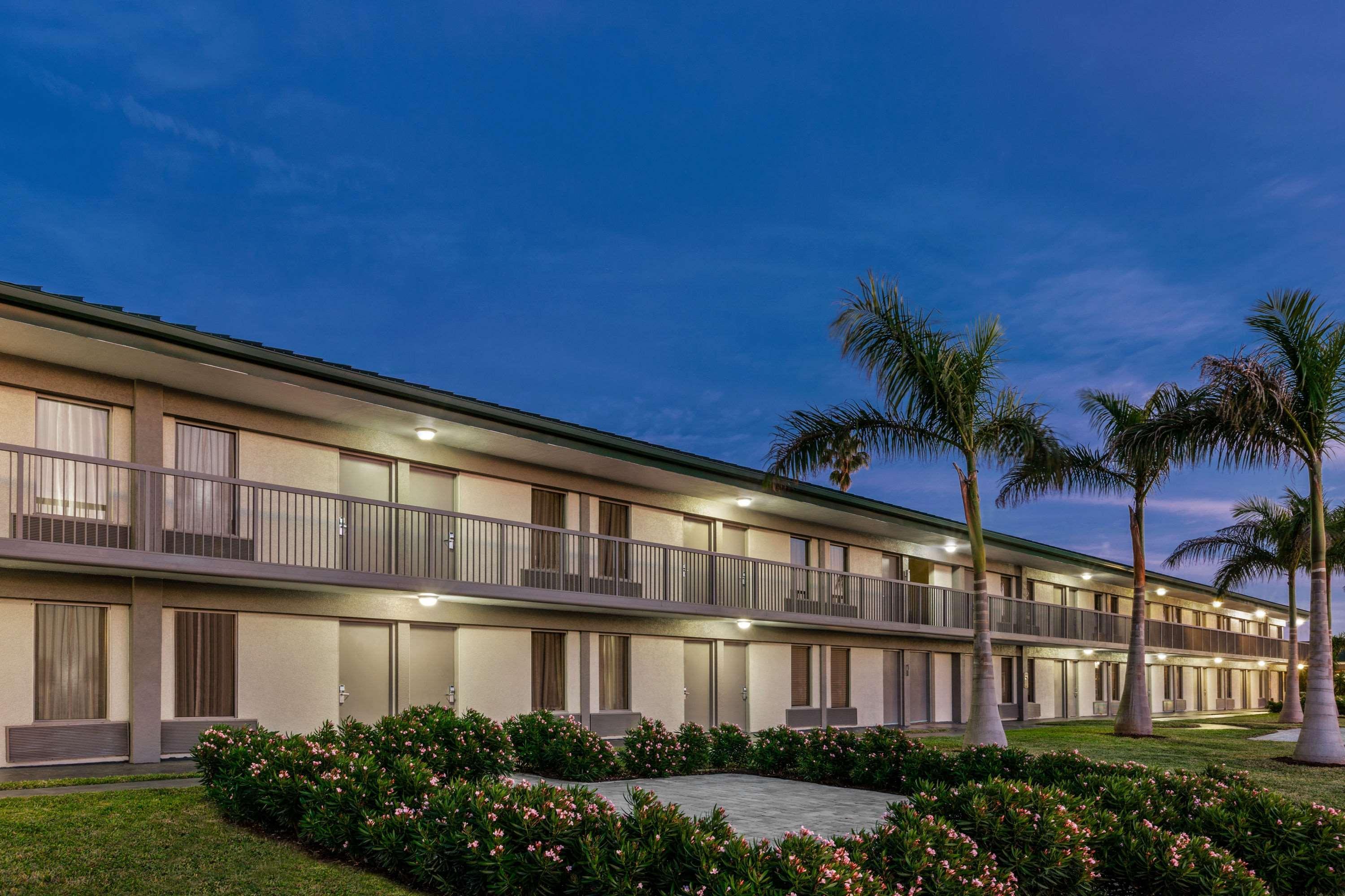 Готель Ramada By Wyndham Sarasota Waterfront Екстер'єр фото