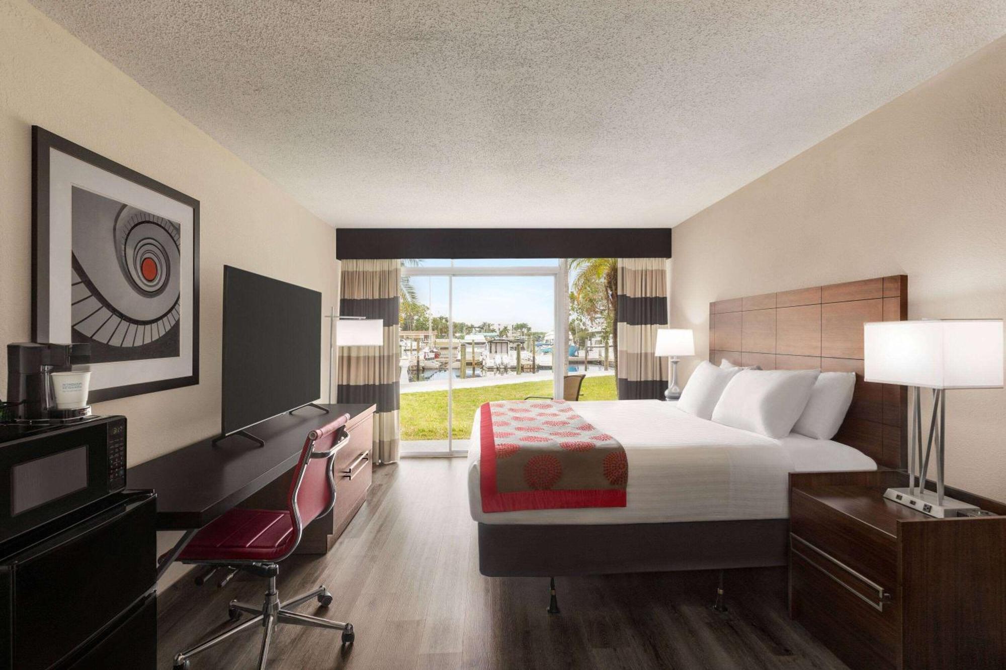 Готель Ramada By Wyndham Sarasota Waterfront Екстер'єр фото